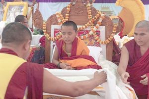 Enrolment-ceremony-of-the-20th-reincarnation-of-the-Bakula-Rinpoche-at-the-Drepung-Loseling-moanstery-in-Karnataka-copy